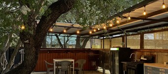 Ella's Guest Lodge, Private Riverfront @Vacation Frio River sleeps 12-24