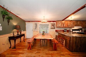 Fridge, microwave, oven, stovetop - Ella's Guest Lodge, Exclusive Private Riverfront @Vacation Frio River (Concan)