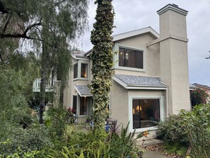 Exterior - 4 Bdrm Private Jungle House, minutes to all, patios, fire pit,  parking, trees! (San Diego)