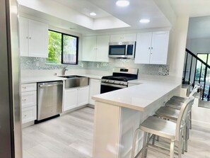 Coffee/tea maker, fridge, microwave, oven - 4 Bdrm Private Jungle House, minutes to all, patios, fire pit,  parking, trees! (San Diego)