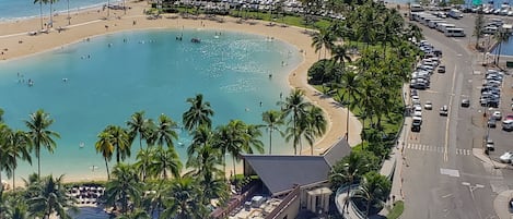Plage, chaises longues, serviettes de plage