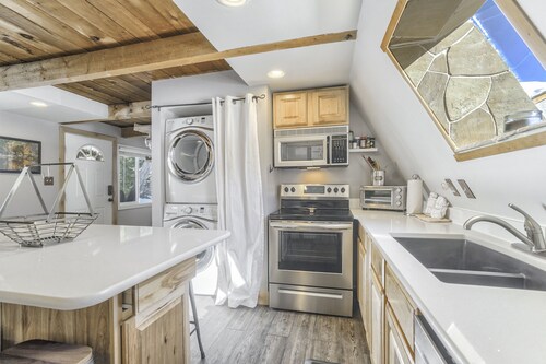 ¡Cabina de montaña aléjate!  Vista a la montaña, riachuelo, estufa de leña