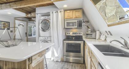 ¡Cabina de montaña aléjate! Vista a la montaña, riachuelo, estufa de leña