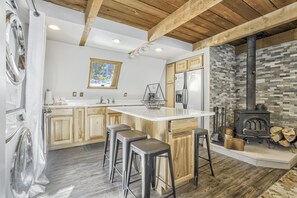 Fridge, microwave, oven, stovetop - Mountain A Frame-Wood Stove-5min to Downtown (Breckenridge)