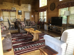 Fernseher, Kamin, DVD-Player, Bücher