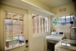 Interior - Cozy home located conveniently located in Tacoma (Tacoma)