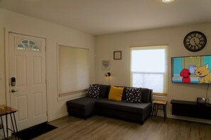 TV, fireplace, books - Cozy home located conveniently located in Tacoma (Tacoma)