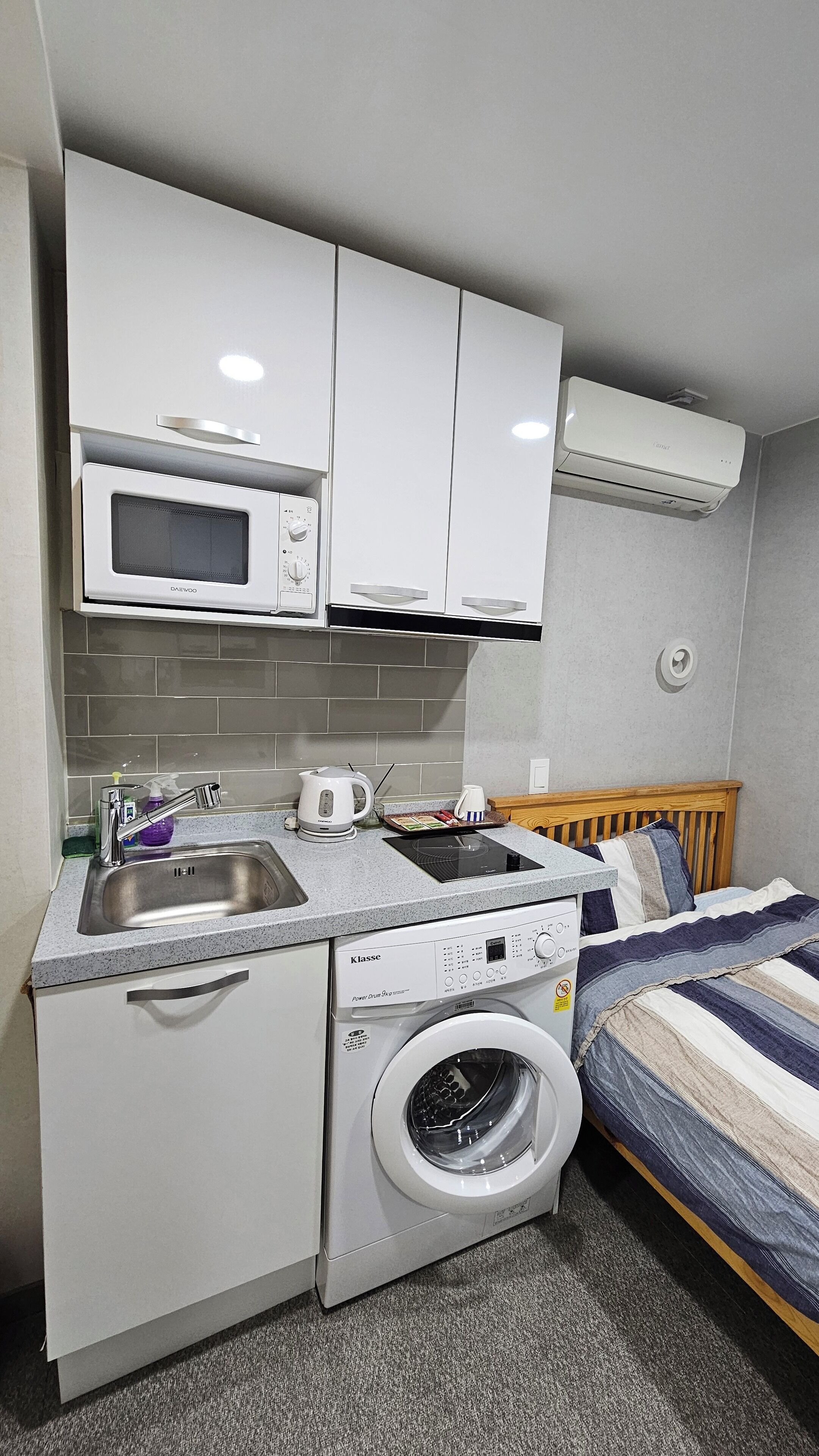 Refrigerador, microondas, tetera/pava eléctrica, utensilios de cocina