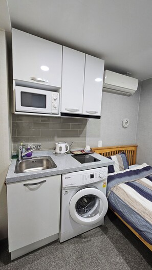 Quarto solteiro | Cozinha privada | Geladeira, micro-ondas, chaleira elétrica