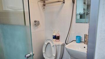 Single Room (Self C/I, Guest must contact property) | Bathroom | Shower, hair dryer, slippers, towels