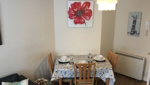 Dining - City Centre Cozy Apartment in Dundee (Dundee)