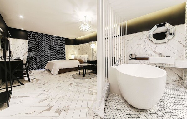 Deluxe Double Room | Deep soaking bathtub - California Hotel (Guri)