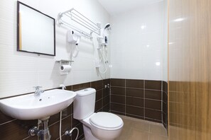 Standard Twin Room | Bathroom | Shower, bidet, towels