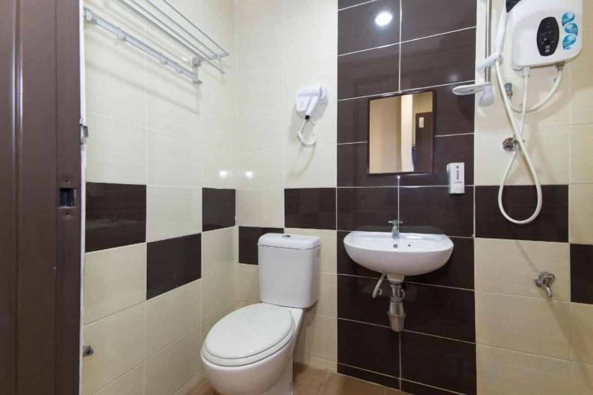 Shower, bidet, towels