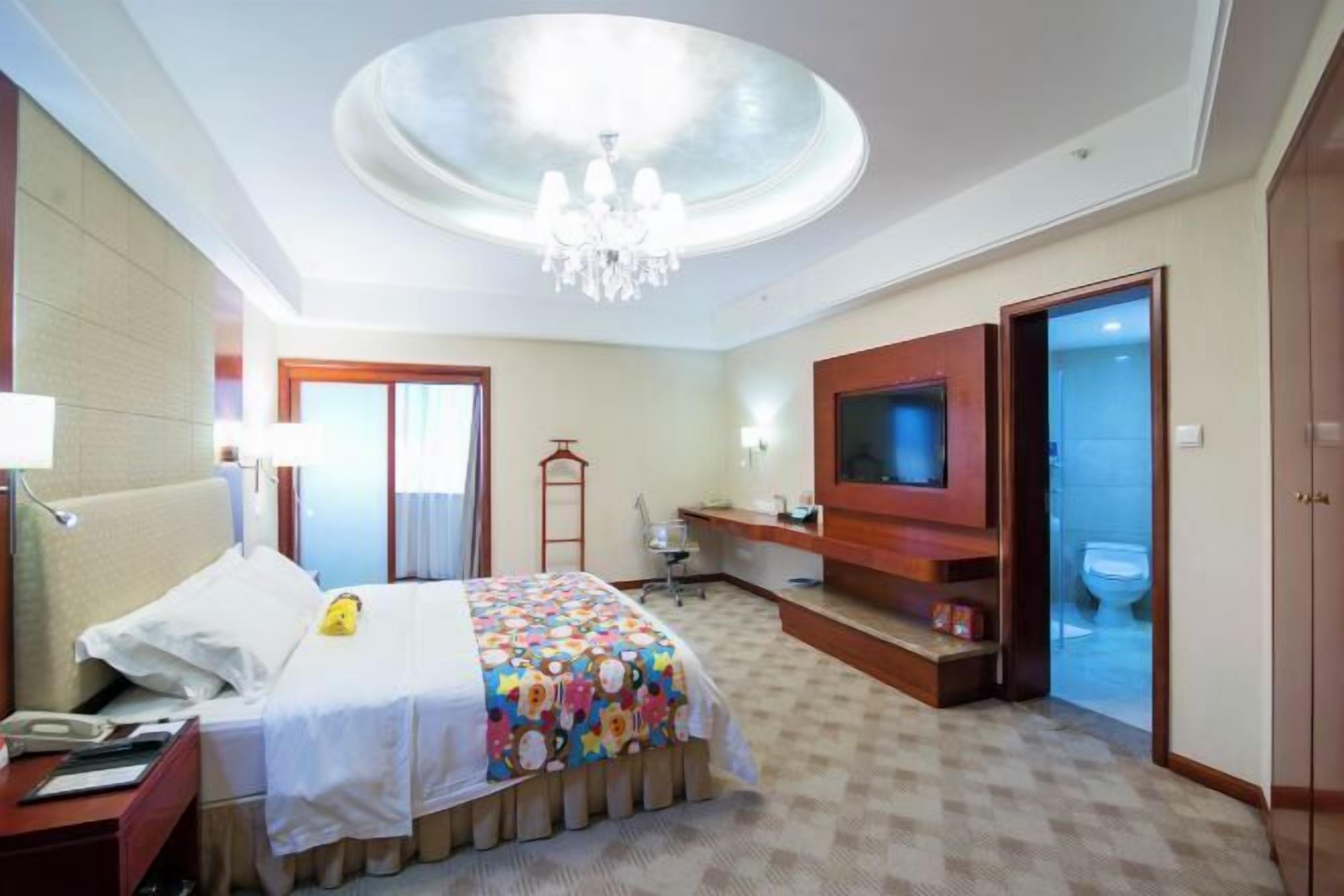 Minibar, värdeförvaringsskåp på rummet och skrivbord