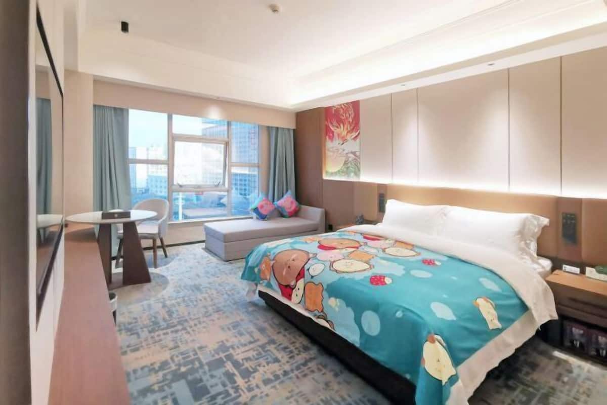 Minibar, coffres-forts dans les chambres, bureau, rideaux occultants