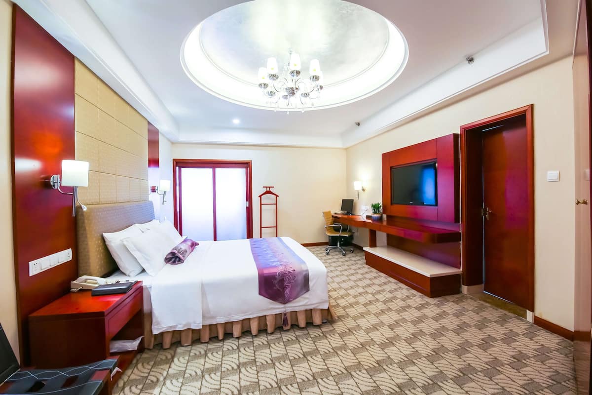 Deluxe Suite | Minibar, in-room safe, desk, blackout curtains