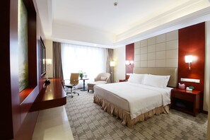 豪华大床房 | 迷你吧、客房内保险箱、办公桌、遮光窗帘