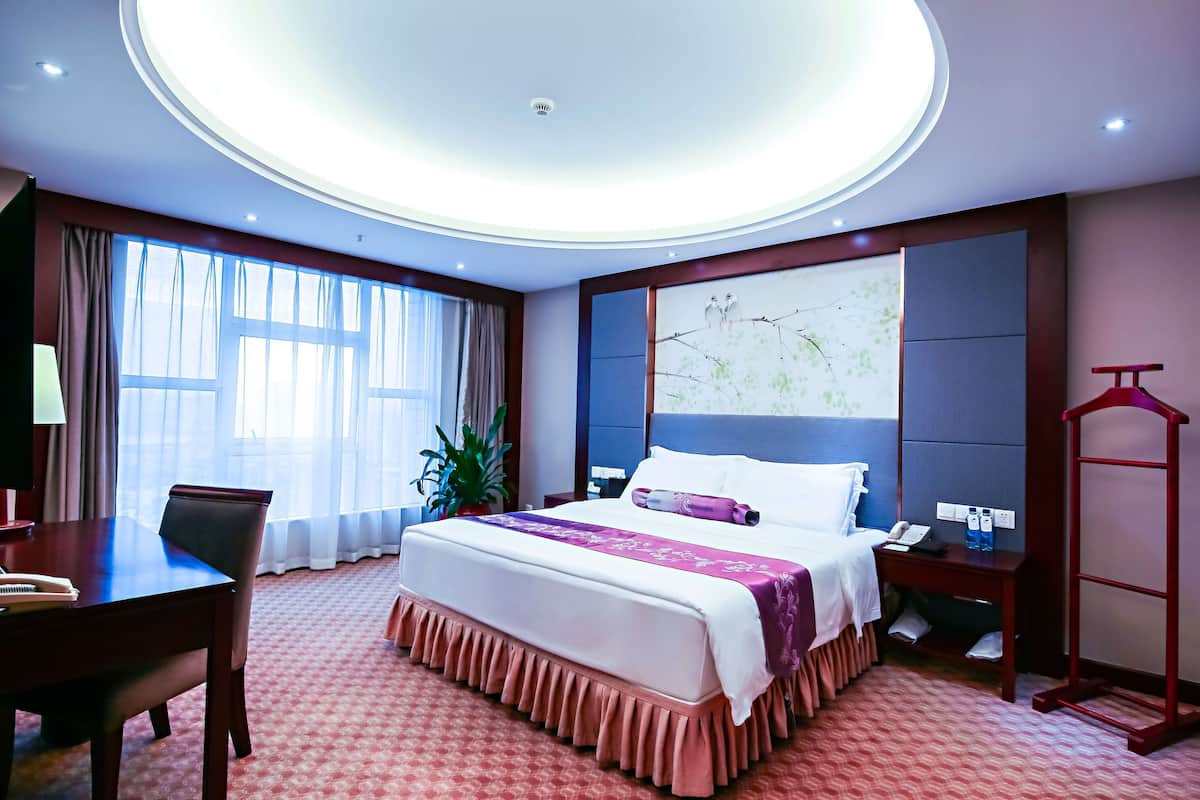 Executive Suite, 1 Queen Bed | Minibar, in-room safe, desk, blackout curtains