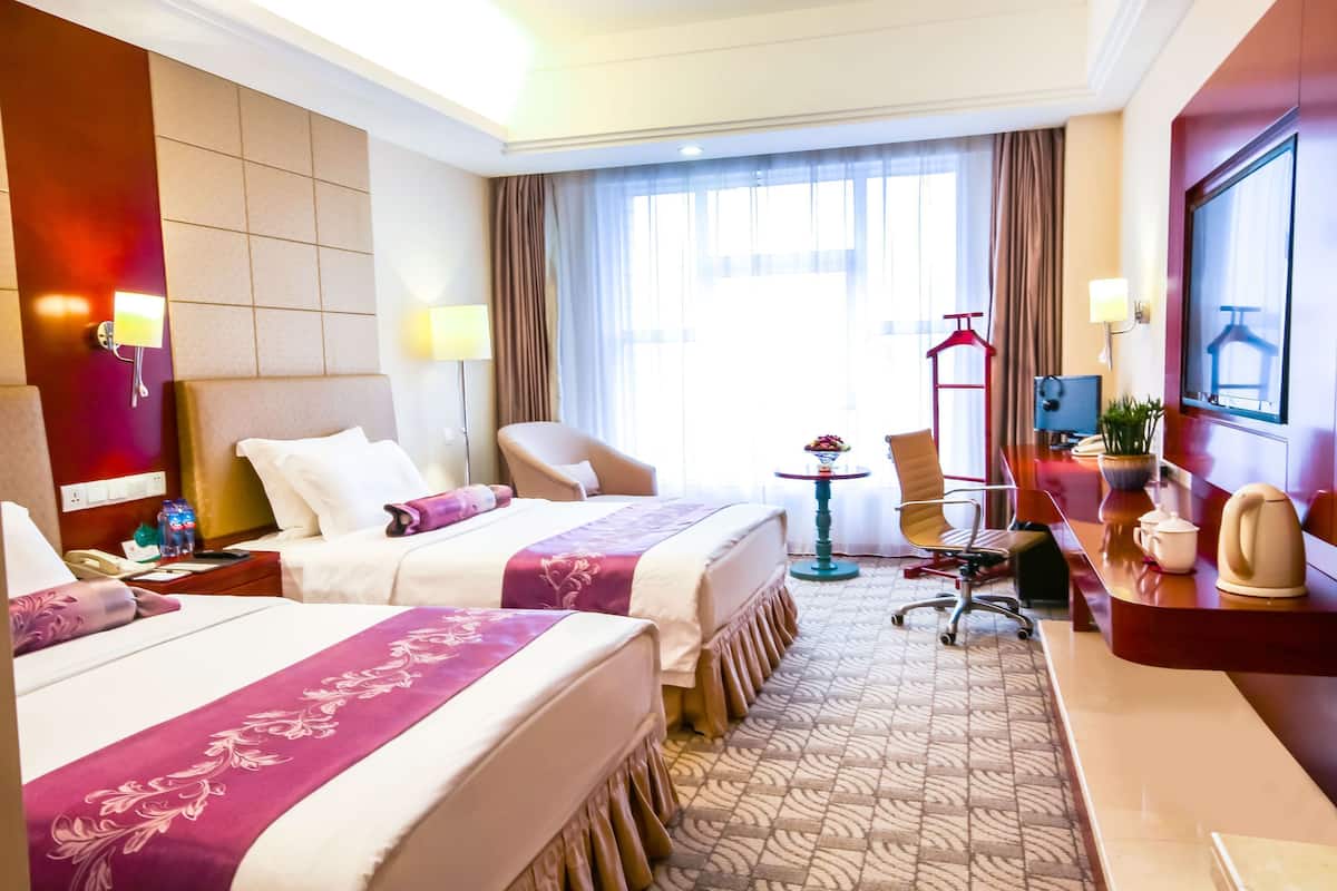 Deluxe Twin Room | Minibar, in-room safe, desk, blackout curtains