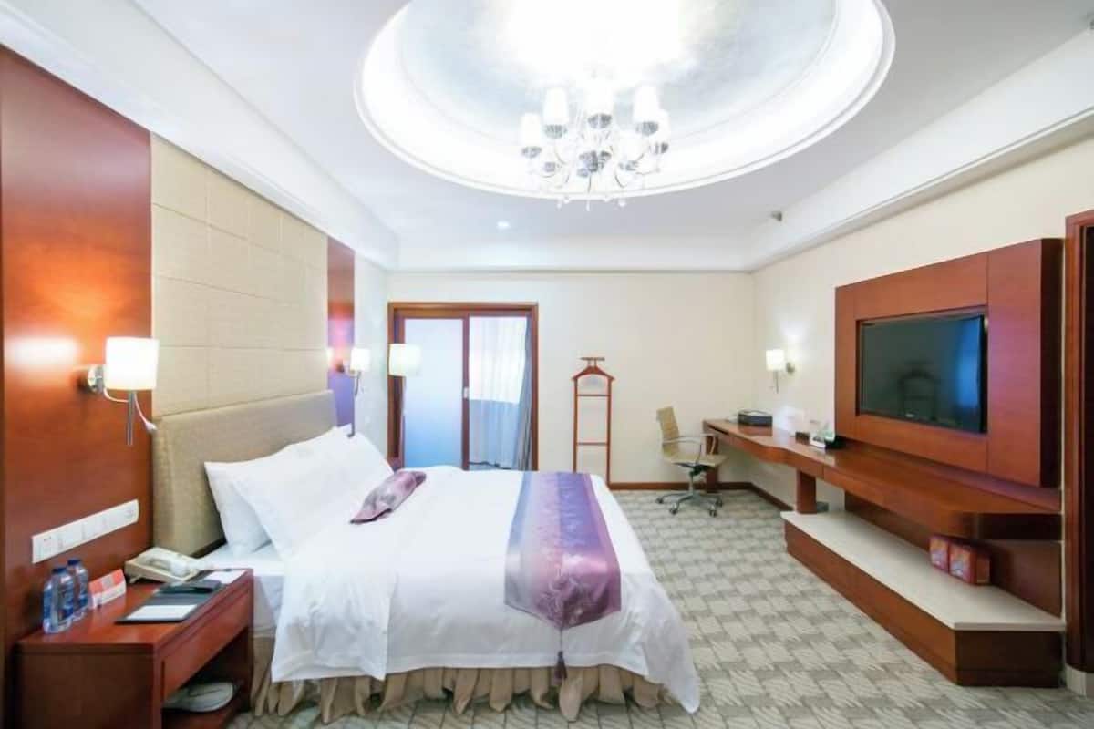 Minibar, in-room safe, desk, blackout curtains