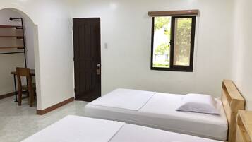 2 kamar tidur, seprai premium, brankas, dan meja kerja