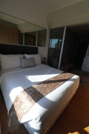 1 Bedroom Condo | 1 bedroom, premium bedding, down duvets, individually decorated - Oasis Regency at Acqua Livingstone near Rockwell (Mandaluyong)