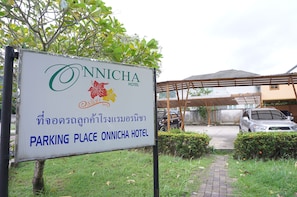 Free self parking - Onnicha Hotel (Ratsada)