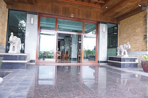 Property entrance - Onnicha Hotel (Ratsada)