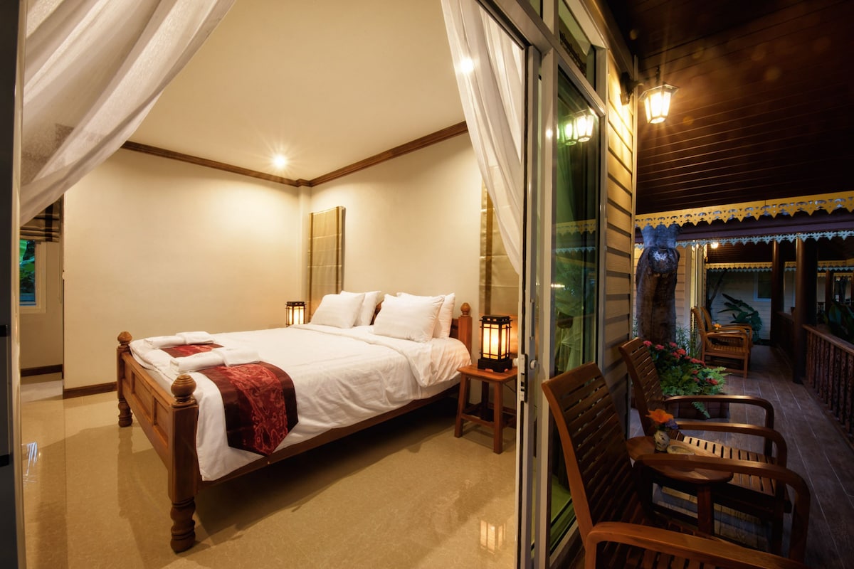 Minibar, desk, rollaway beds, free WiFi