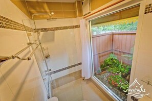 Habitación con 2 camas individuales | Baño | Regadera, regadera tipo lluvia, amenidades de baño gratuitas, bidet 