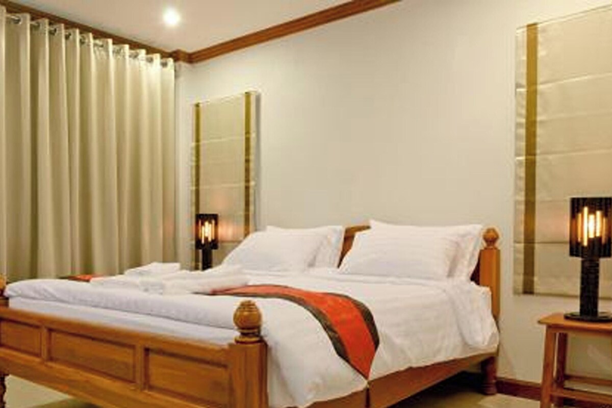 Minibar, desk, rollaway beds, free WiFi
