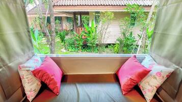 อาหารเช้าแบบท้องถิ่นทุกวัน (THB 150 ต่อคน)