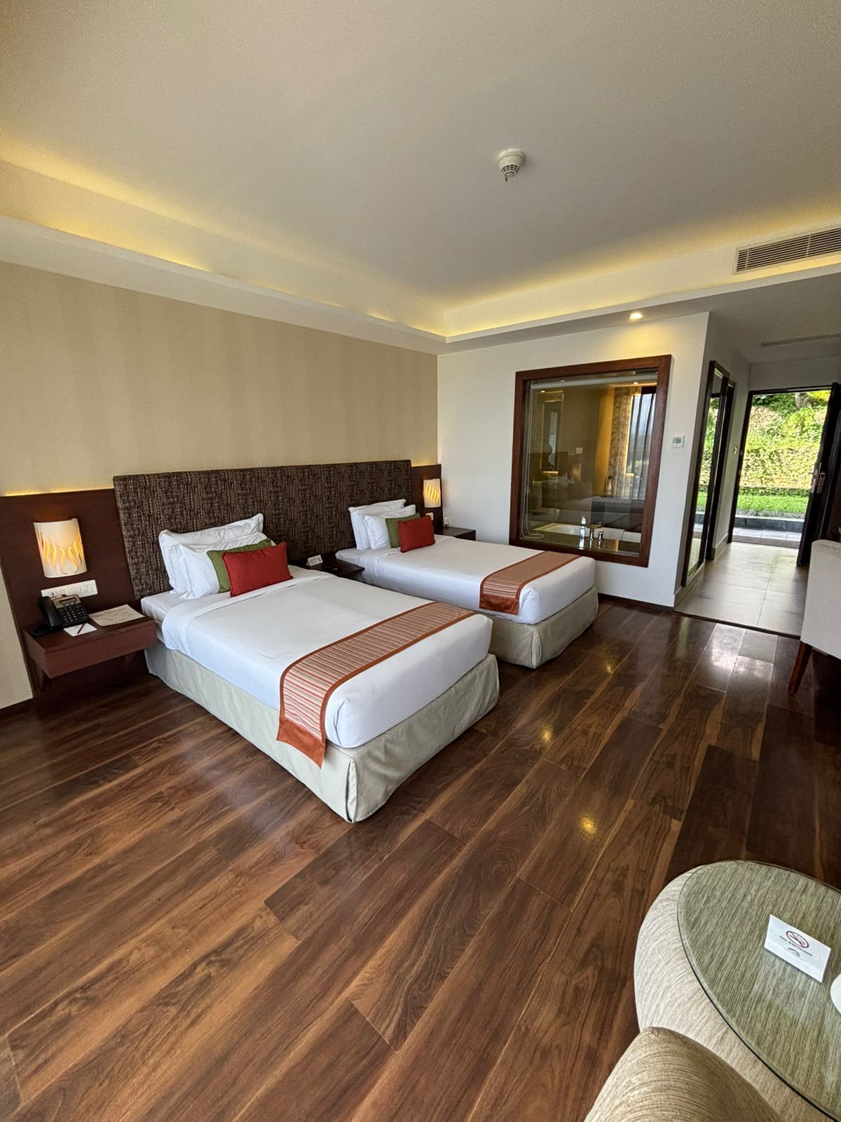 Mountain View Twin Room with Bathtub | 1 makuuhuone, minibaari, tallelokero huoneessa, työpöytä