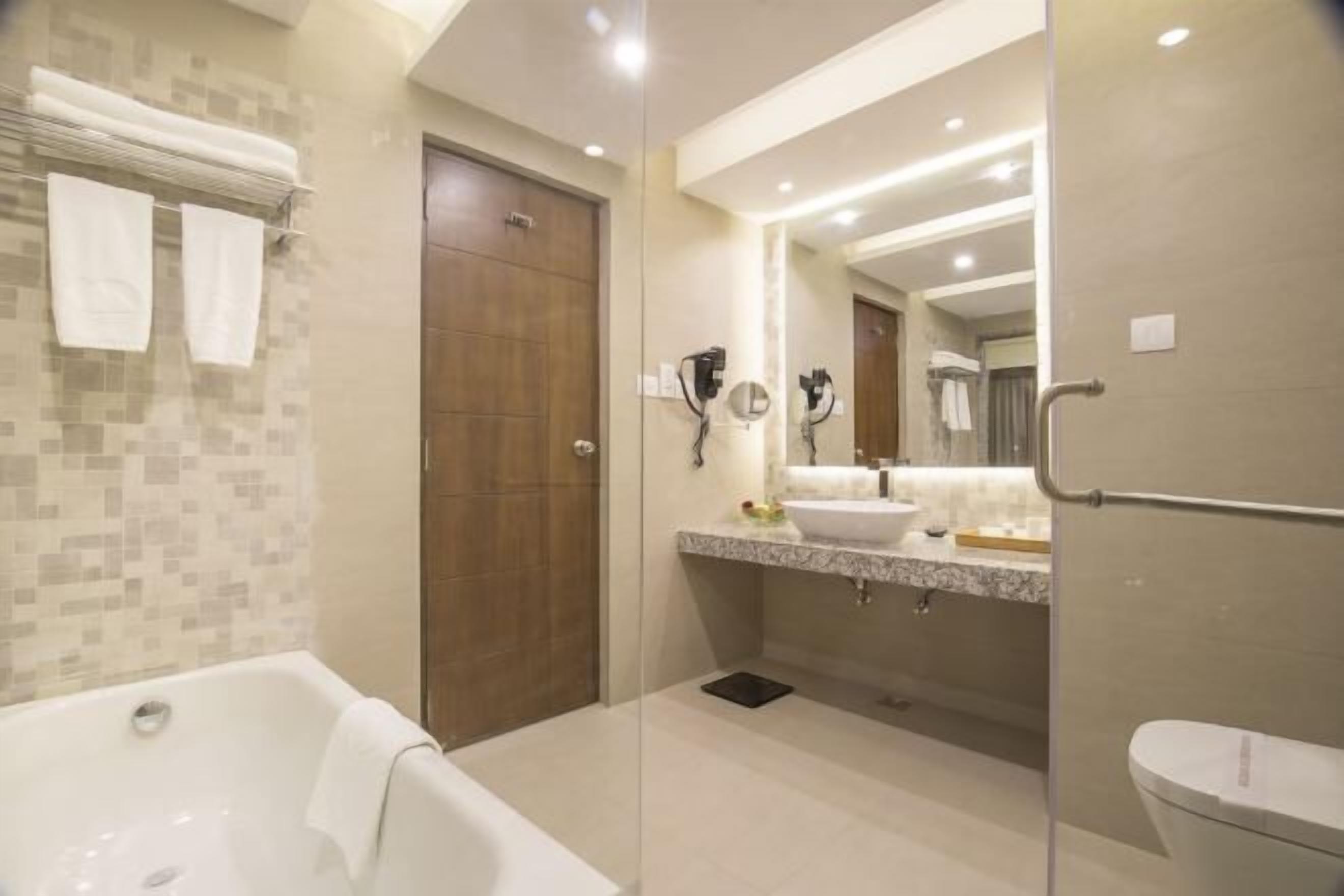 Kylpyhuone | Erillinen kylpyamme ja suihku, sadesuihkupää, ilmaiset hygieniatuotteet