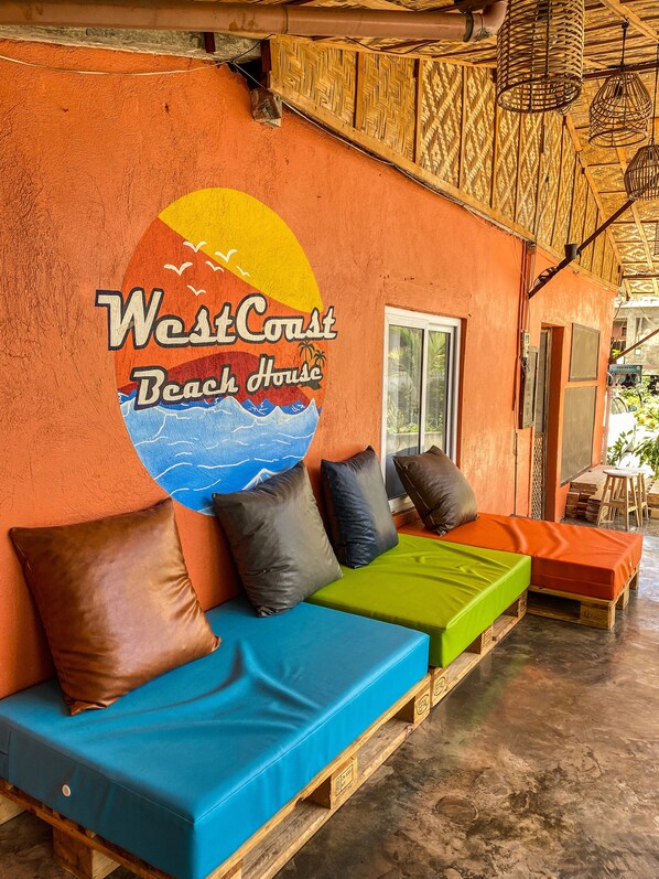 Terrace/patio - Westcoast Guest House (Moalboal)