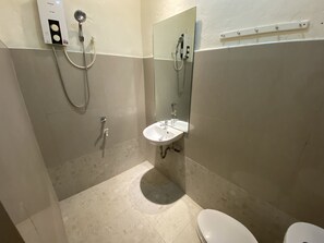Habitación estándar, 1 cama Queen size, con acceso para personas discapacitadas, baño privado | Baño | Regadera y bidet 