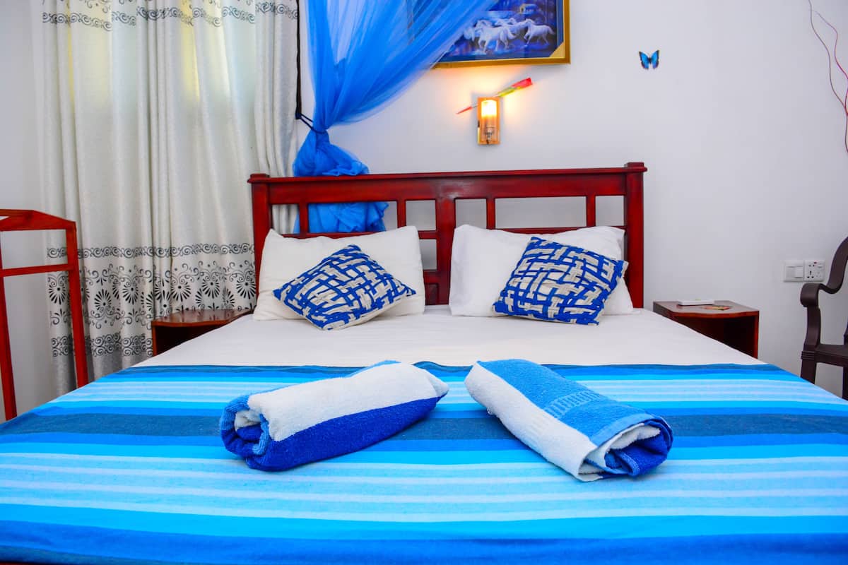 Deluxe Double Room, 1 Queen Bed, Non Smoking | In-room safe, desk, soundproofing, iron/ironing board