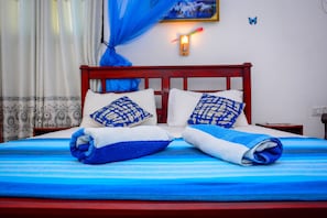 Habitación básica, 1 cama Queen size, para no fumadores | Caja de seguridad en la habitación, escritorio y insonorización 