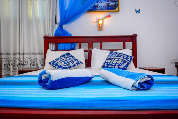 Basic Room, 1 Queen Bed, Non Smoking | In-room safe, desk, soundproofing, iron/ironing board - Joseph Family Villa (Negombo)