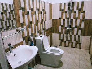 Habitación familiar, varias camas, para no fumadores | Baño | Regadera tipo lluvia, amenidades de baño gratuitas, secadora de cabello 