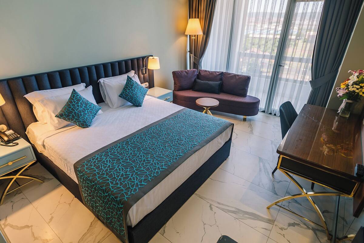 deluxe double room, 1 king bed, non smoking, city view | egyptian cotton sheets, premium bedding, down duvets, minibar