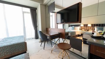 100-cm Smart TV with satellite channels, TV, heated floors