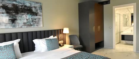 Family Suite, 1 King Bed, Non Smoking, City View | Egyptian cotton sheets, premium bedding, down comforters, minibar