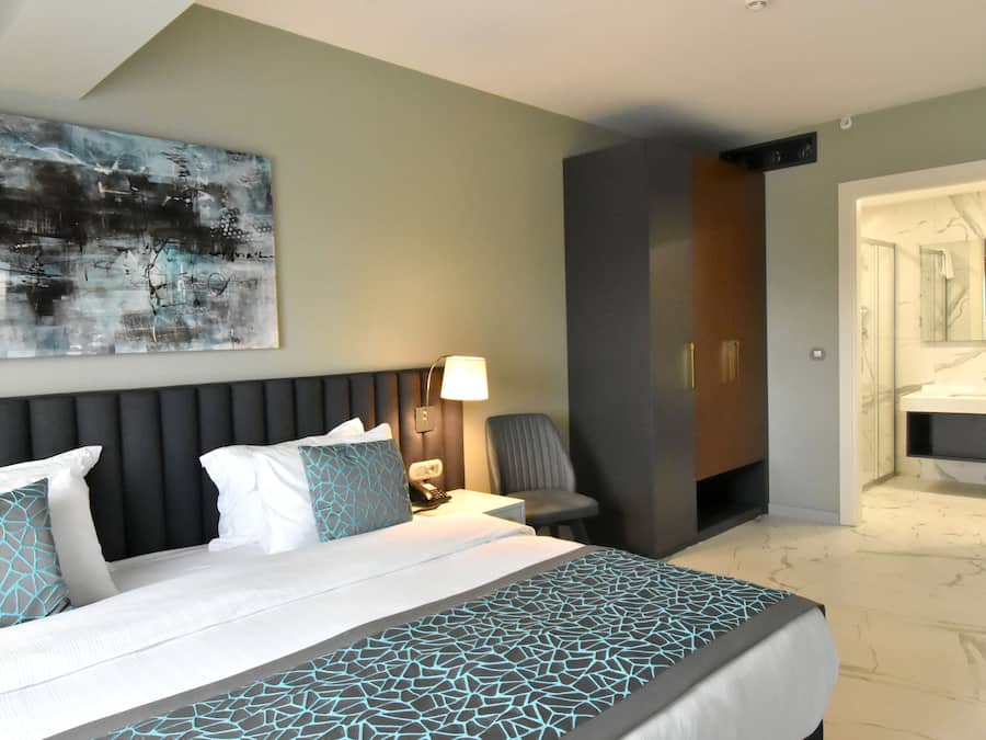 Family Suite, 1 King Bed, Non Smoking, City View | Egyptian cotton sheets, premium bedding, down comforters, minibar