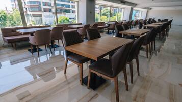 Café da manhã com buffet diário (TRY 100 por pessoa)