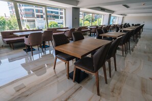 Tägliches Frühstücksbuffet gegen Gebühr