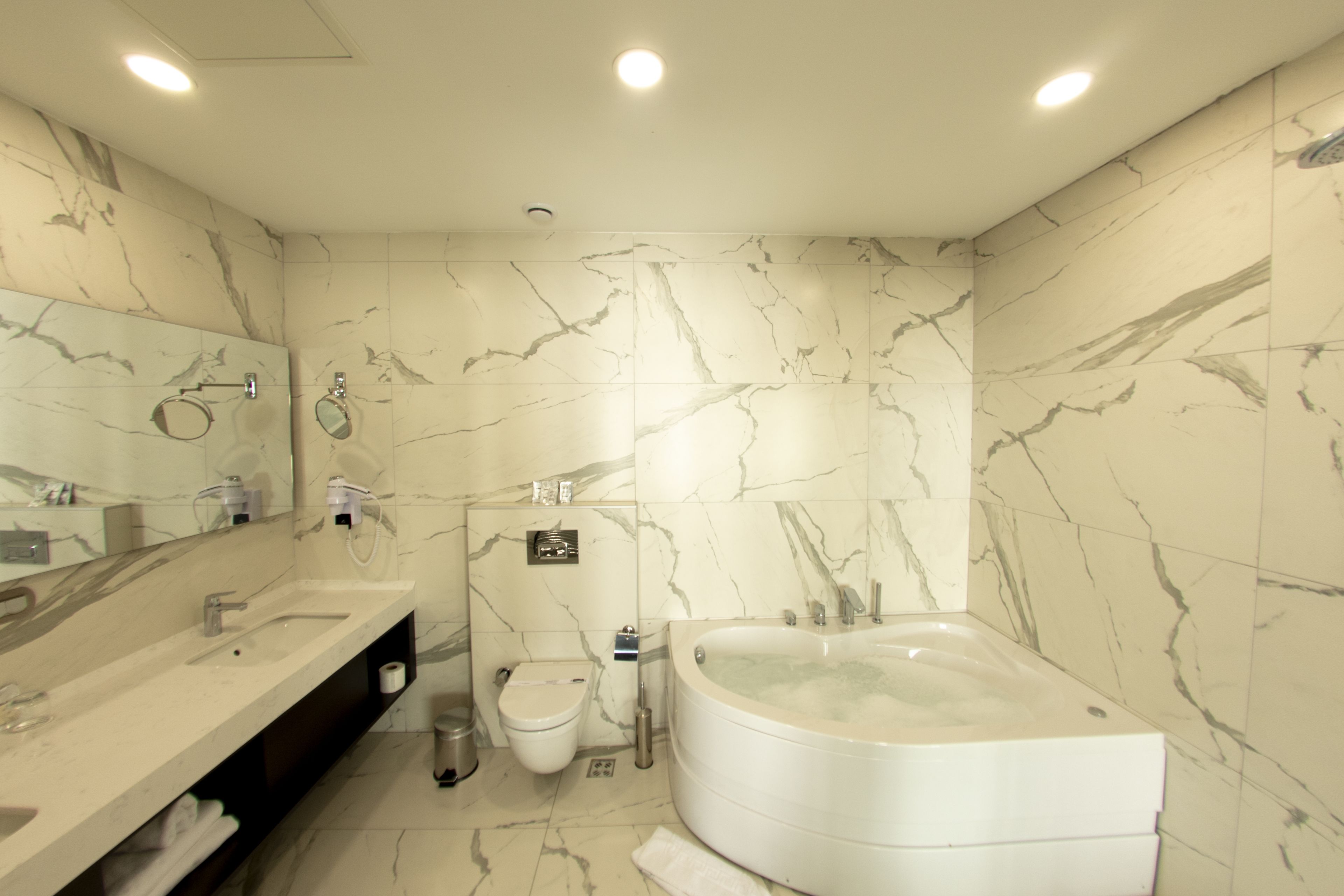 executive suite, 1 bedroom, non smoking, city view | bathroom | designer toiletries, hair dryer, slippers, towels