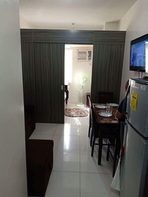 Apartment | Premium bedding, iron/ironing board, free WiFi, bed sheets