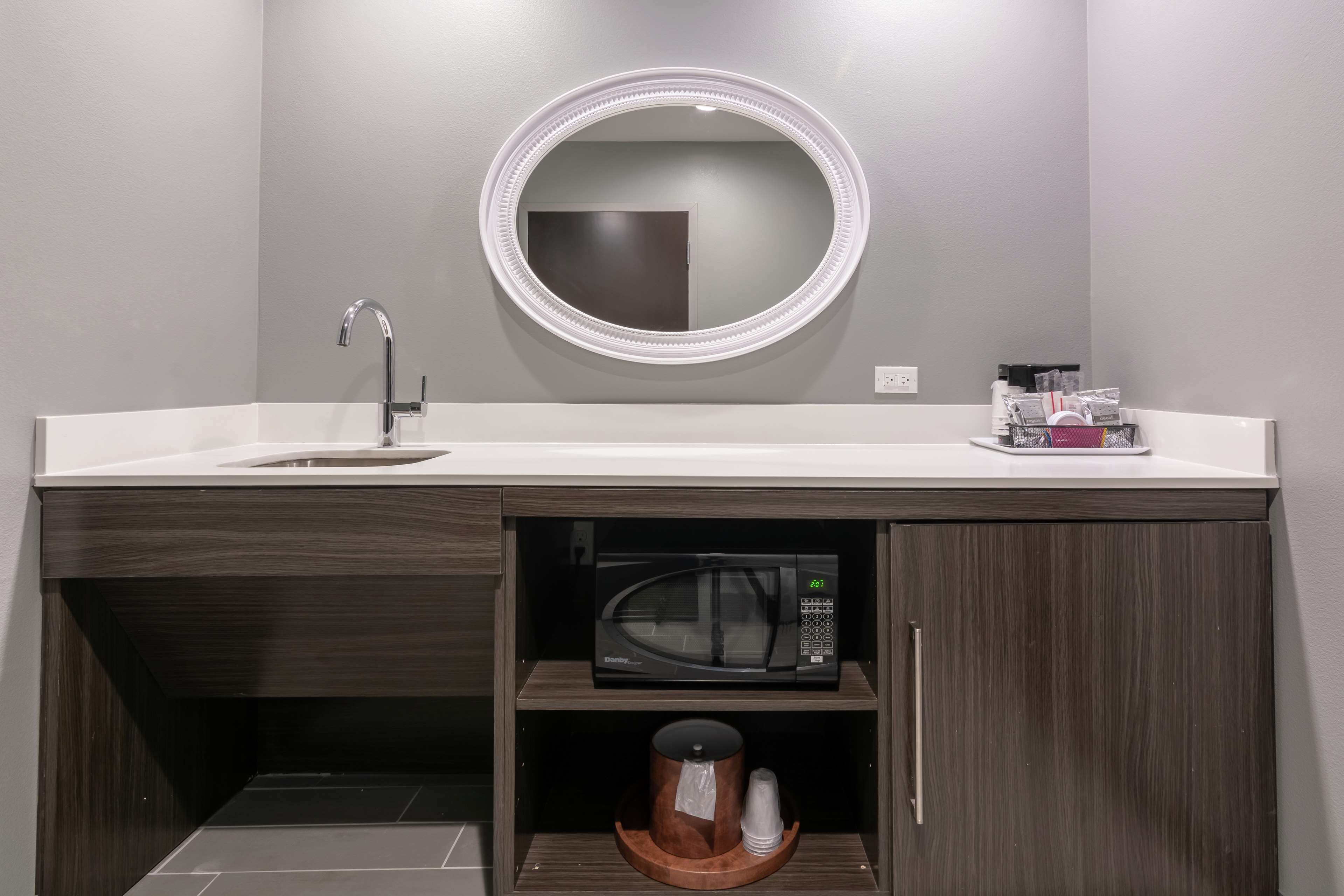 room, 1 king bed, accessible (hearing & roll-in shower) | desk, laptop workspace, blackout curtains, soundproofing